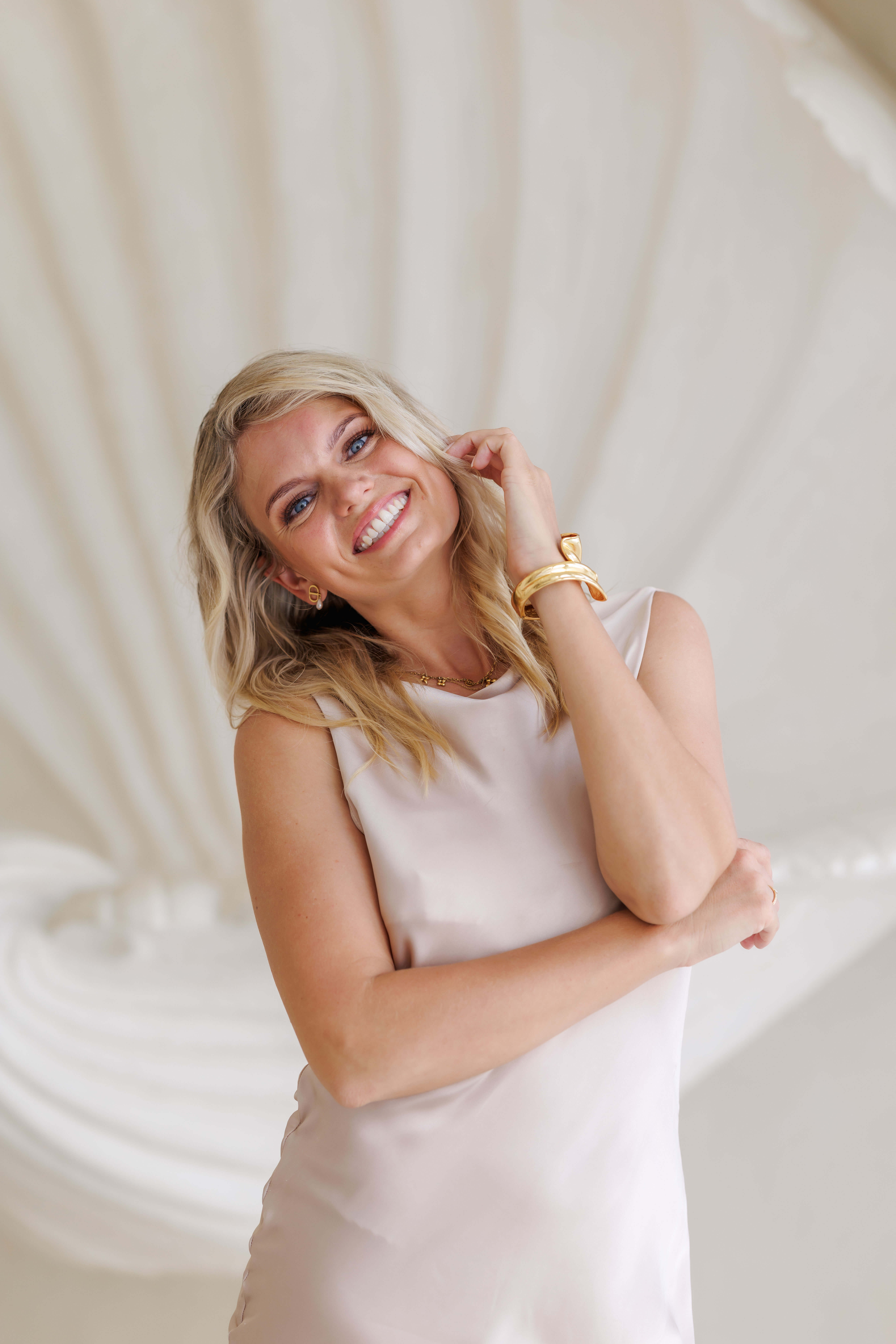 Julia Marie Rosenbach lächelt offen in die Kamera – authentische Ausstrahlung, Leichtigkeit und persönliche Nähe in hellem, ruhigem Setting