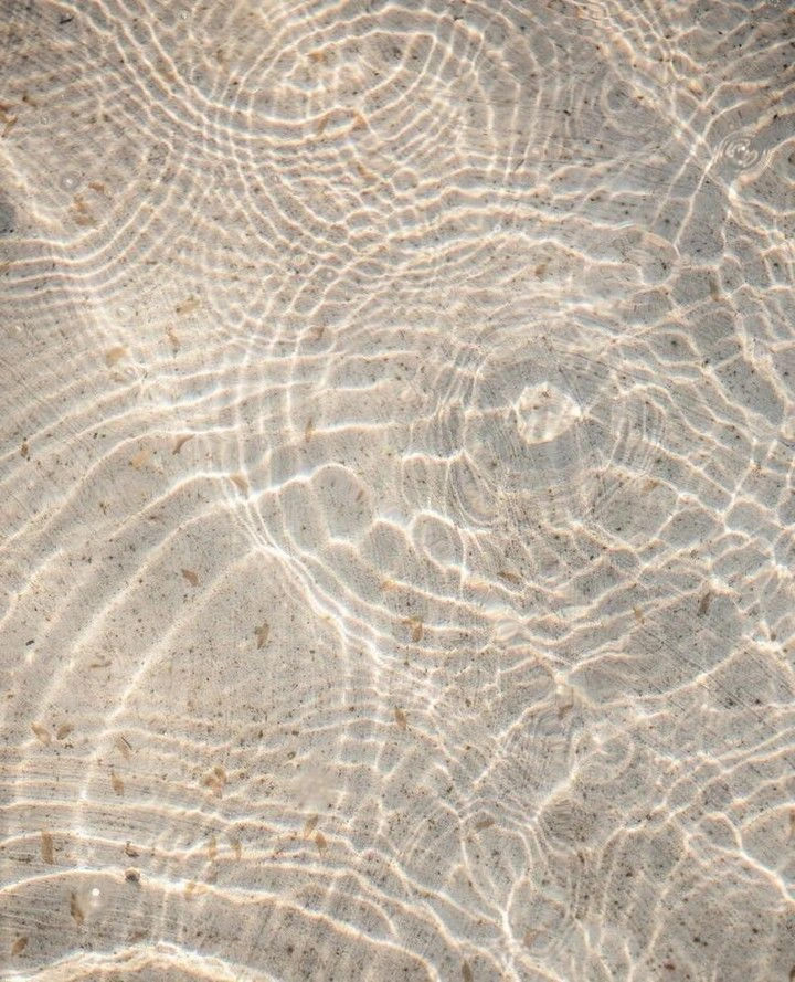 Sanfte Wasserreflexionen als Symbol für Ruhe, Tiefe und innere Klarheit